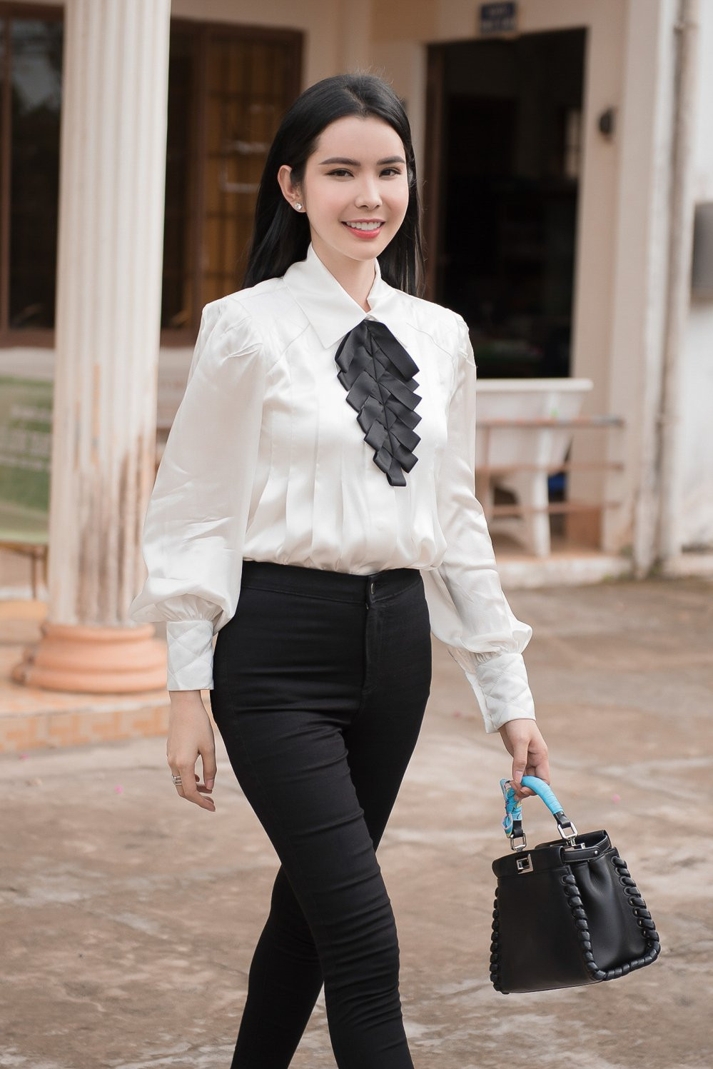 Cũng chính bởi sở hữu thân hình cực đẹp và điểm nhấn là vòng eo con kiến, Huỳnh Vy được nhiều người khen ngợi là mỹ nhân đẹp nhất showbiz Việt hay "mỹ nhân yoga" của Vbiz.