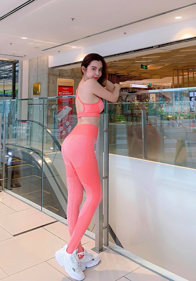 Thậm chí, một số phương tiện truyền thông thậm chí còn cho rằng Huỳnh Vy có phần "vượt mặt" các sao Việt như Ngọc Trinh, Khánh My hay Angela Phương Trinh với vóc dáng cuốn hút, đặc biệt là vòng 2 thon gọn.