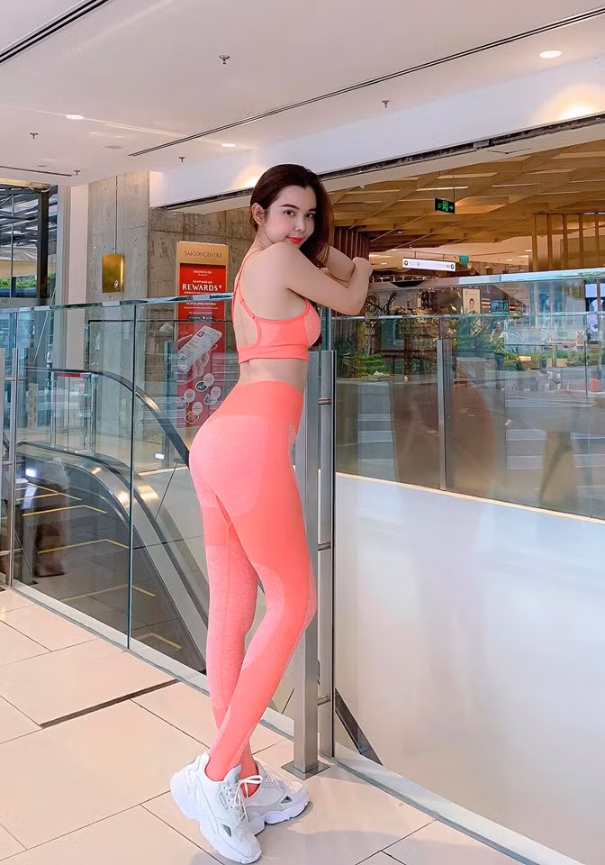 Thậm chí, một số phương tiện truyền thông thậm chí còn cho rằng Huỳnh Vy có phần "vượt mặt" các sao Việt như Ngọc Trinh, Khánh My hay Angela Phương Trinh với vóc dáng cuốn hút, đặc biệt là vòng 2 thon gọn.