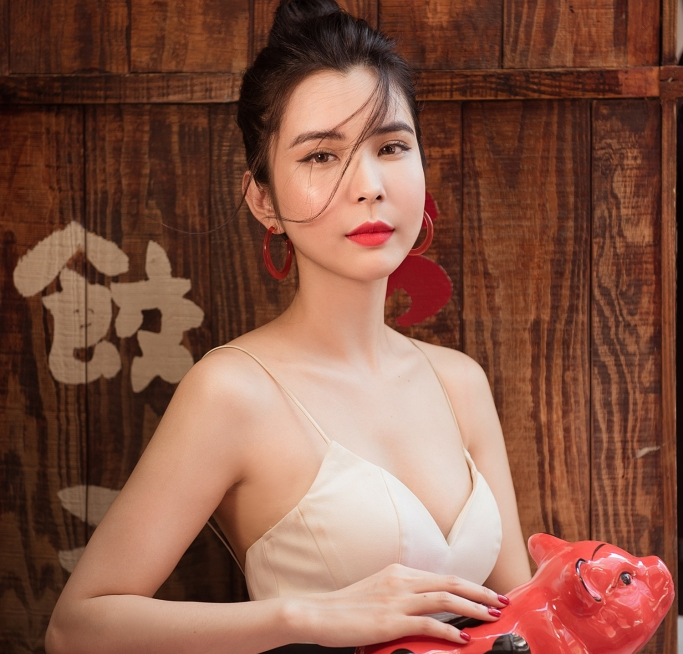 Cô nàng Hoa hậu Du lịch tiết lộ rằng mình không quá nghiêm khắc với bản thân nhưng vẫn tự đặt ra lộ trình tập luyện thể dục thể chất cùng chế độ ăn uống điều độ để giữ vóc dáng cân đối nhất.