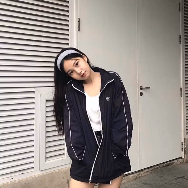 Sở hữu gương mặt bầu bĩnh, đáng yêu cùng chiều cao 1m50, cô nàng là mẫu ảnh cho nhiều shop thời trang ở Đà Nẵng. "Dễ thương quá chị!", "Nhìn chị giống IU (Lee Ji-eun)" là những bình luận cư dân mạng để lại dưới các bức hình của Uyên Vy.