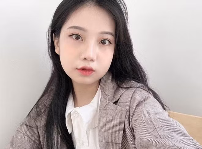 Lê Uyên Vy (sinh năm 1999) là sinh viên năm 2 ĐH Duy Tân (Đà Nẵng). Ngoài ra, hot girl Việt này còn được nhiều người nhận xét xinh đẹp đúng chuẩn những Ulzzang Hàn Quốc.