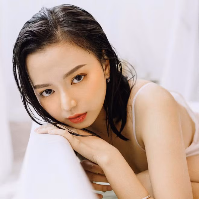 Với công việc của một streamer và mẫu ảnh, Kim Chi có những khó khăn và vất vả nhất định. Tuy nhiên, vì là đam mê nên cho đến giờ cô nàng vẫn cố gắng theo đuổi.