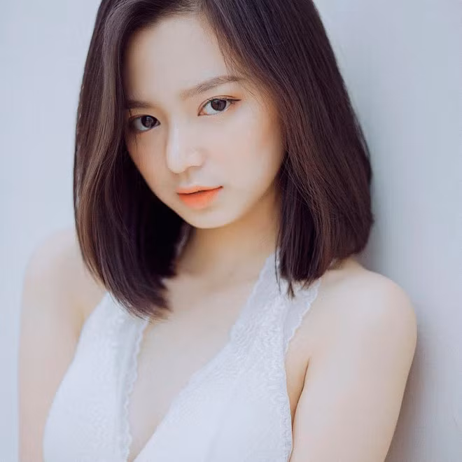 Sở hữu gương mặt ngây thơ và cao 1m58 nhưng Kim Chi lại có thân hình nóng bỏng với số đo ba vòng 83-59-85. Cô gái trẻ từng cho biết bản thân theo đuổi phong cách sexy, luôn thích chơi ngông và nổi loạn.