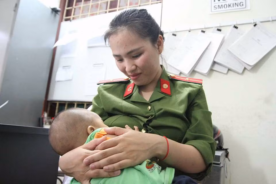 Theo những thông tin được chia sẻ trong clip của các dân mạng quay lại sau khi đến thăm cháu, Thiếu uý Khuất Khánh Ly đã khóc khi nói về cháu bé: "Tôi yêu cháu, thương cháu nhưng tiếc rằng tôi không đủ điều kiện để nuôi cháu!"