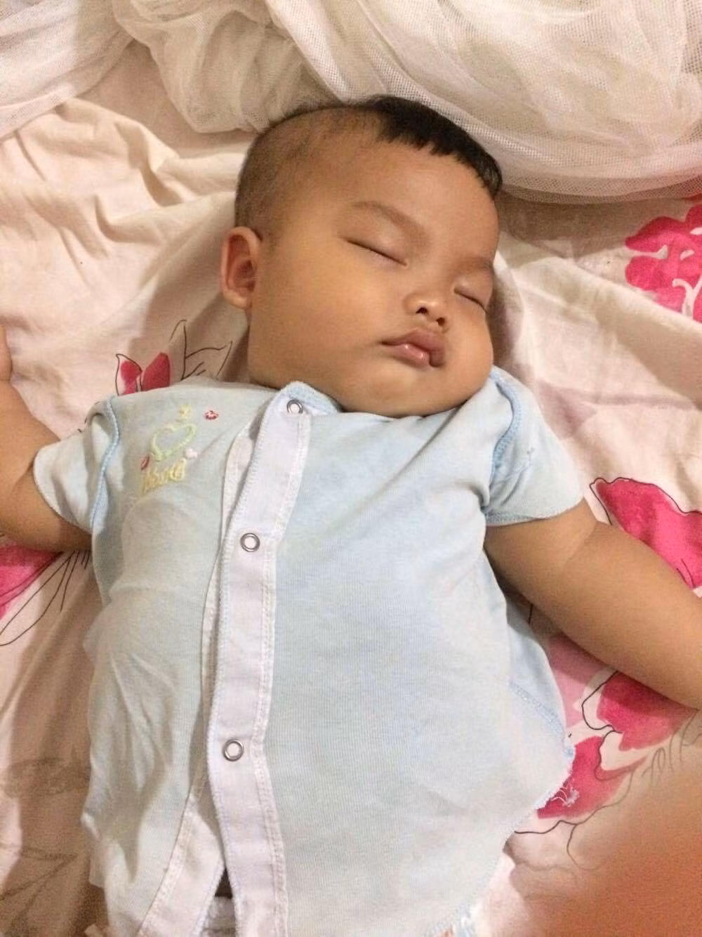 Trước đó, có tới 6 - 7 người ngỏ ý muốn nhận cháu bé nhưng vì cháu đang trong quá trình xác nhận thân nhân nên các yêu cầu không được giải quyết. Ảnh sử dụng trong bài: Hóng Express.