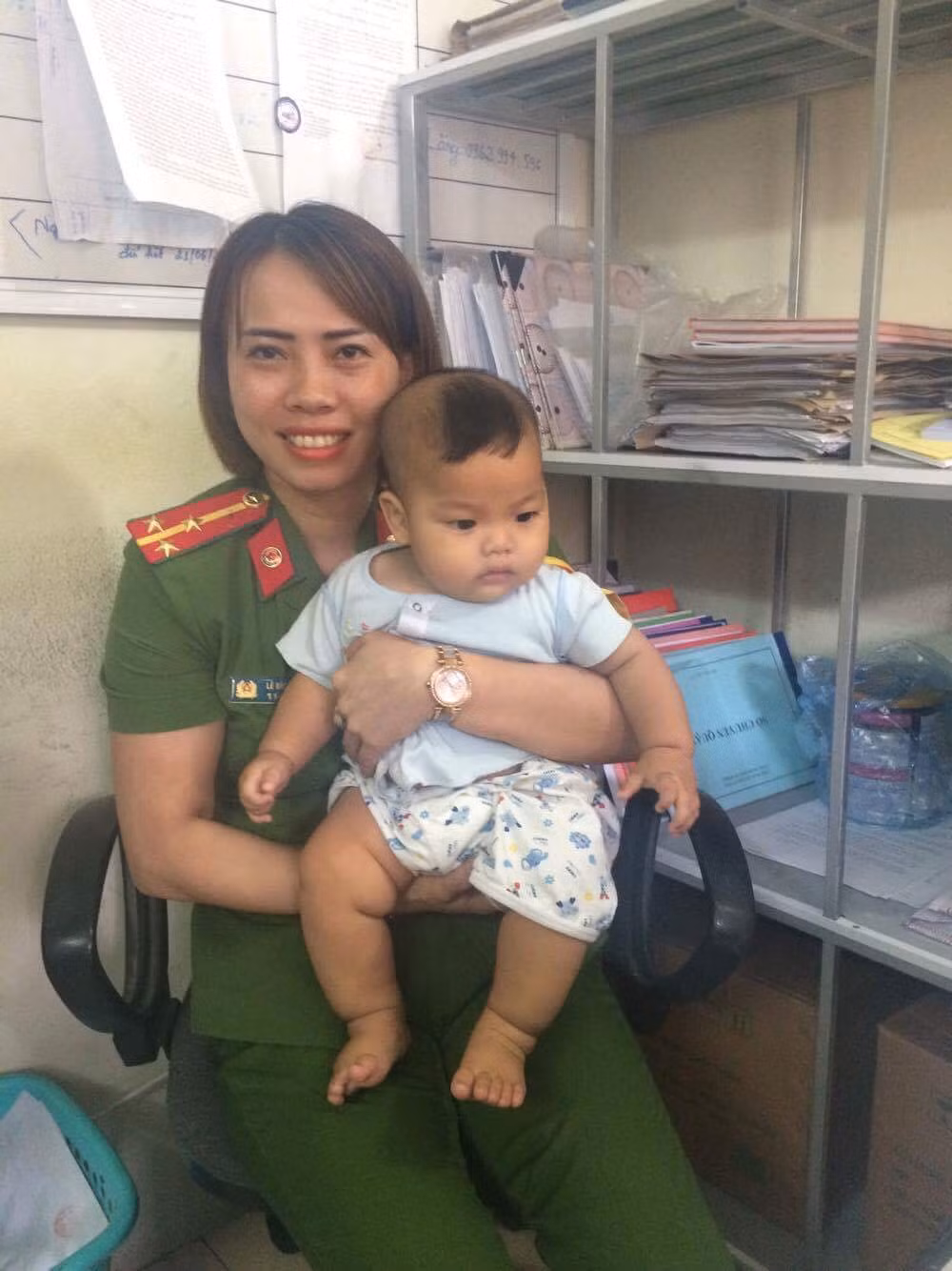 Đang nuôi con nhỏ nên mỗi khi cháu bé khóc chị Ly đều không ngần ngại cho cháu bé bú. Chị chia sẻ, vì thương cháu bé nên không ngần ngại khi chia sẻ những giọt sữa dành cho con mình mang cho cháu bé bị bỏ rơi.