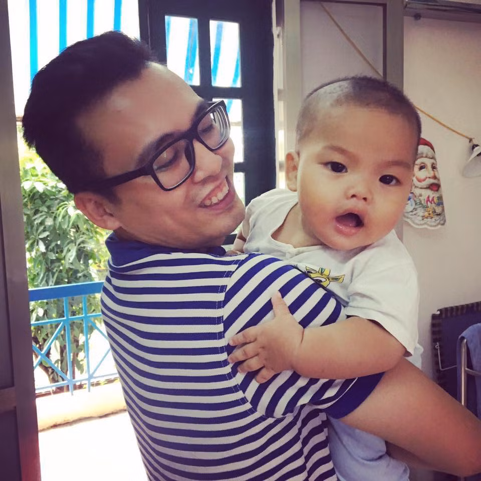 Tuy nhiên, nhà nữ thiếu úy công an đang nuôi hai cháu nhỏ, không có ông bà ở cùng nên rất chật vật, không thể nhận thêm cháu bé này. Cũng theo chia sẻ của đồng chí Ly, ban ngày cháu bé được đưa về trụ sở để làm việc cùng chị. Buổi tối sau khi tan làm, nữ chiến sĩ công an này đưa cháu bé về nhà chăm sóc cùng với người con nhỏ của mình.