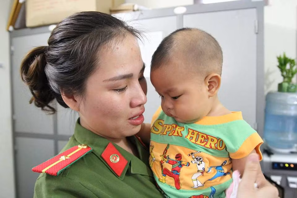 Ngay sau khi bức ảnh và dòng trạng thái được chia sẻ trên fanpage "Hội nuôi con bằng sữa mẹ" đã được cộng đồng mạng chia sẻ mạnh mẽ với hy vọng mẹ của bé sẽ nghĩ lại và đến nhận lại con. Bên cạnh đó, rất nhiều ý kiến của dân mạng khen ngợi nghĩa cử cao đẹp của nữ chiến sĩ công an phường Mỹ Đình 2 tên Ly.