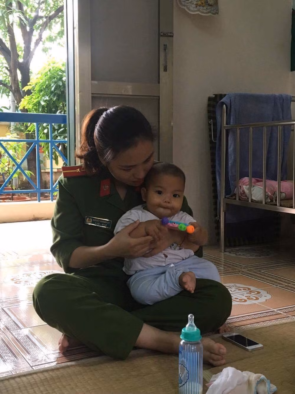 Sau khi hay tin, nhiều người đã đến thăm hỏi, ủng hộ vật chất cho cháu bé. Hình ảnh một bé trai bụ bẫm, khỏe mạnh khoảng 7 tháng tuổi ngoan ngoãn nằm trong vòng tay của nữ thiếu úy xinh đẹp khiến nhiều người không kìm được giọt nước mắt.