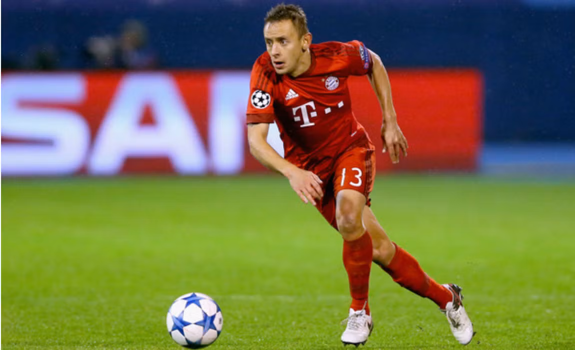 Trụ cột đòi ra đi, Bayern gặp khó: Hậu vệ phải Rafinha đang thuộc biên chế Bayern Munich đã công khai mong muốn rời đi ngay trong kỳ chuyển nhượng mùa Đông năm nay. Trong bài phỏng vấn mới nhất với báo chí, Rafinha đã khẳng định điều này: "Chúng tôi sẽ nói chuyện, sau đó đặt vấn đề với BLĐ Bayern Munich vào đầu tháng 12. Rafinha muốn ra đi, đây là một quyết định vô cùng khó khăn vì cậu ấy đã chơi tại Bayern Munich rất lâu. Nhưng cậu ấy còn là một cầu thủ chuyên nghiệp."