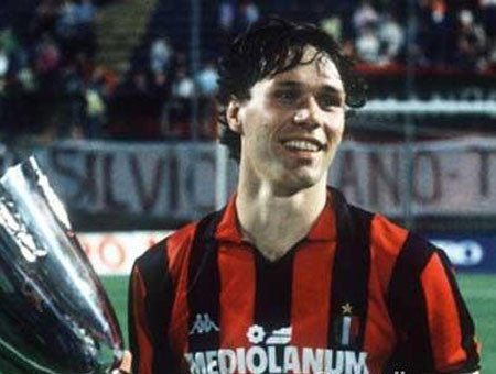 Trong trận thắng Atalanta với tỷ số 3-1 của AC Milan vào mùa giải 1987/1988, Marco van Basten cần 6 phút để thực hiện một cú hat-trick.