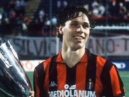 Trong trận thắng Atalanta với tỷ số 3-1 của AC Milan vào mùa giải 1987/1988, Marco van Basten cần 6 phút để thực hiện một cú hat-trick.