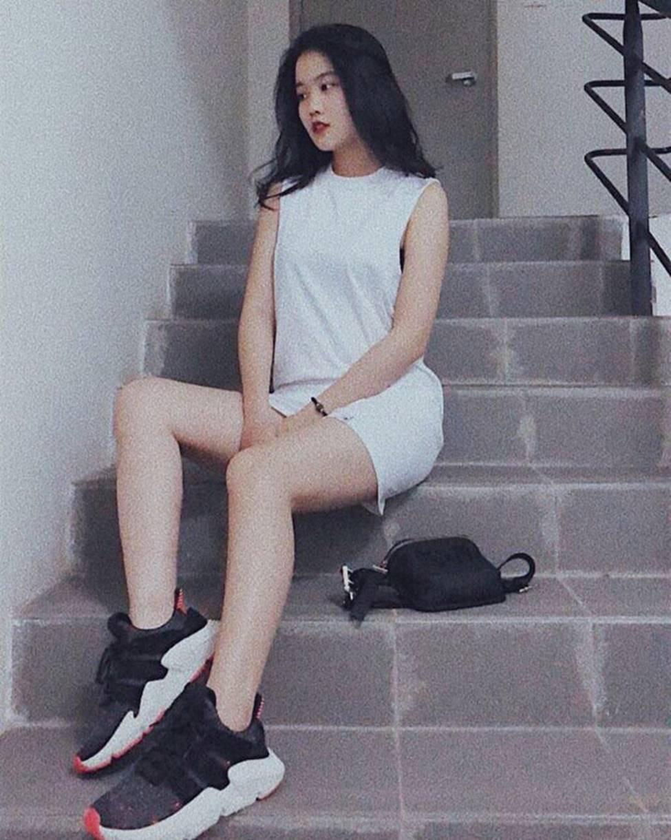 Trước đây, Nhật Lê - bạn gái của Quang Hải cũng khiến dân tình "hú hồn" khi mới quảng cáo thuốc tăng cân xong hôm sau đã lại thấy quảng cáo thuốc giảm cân.