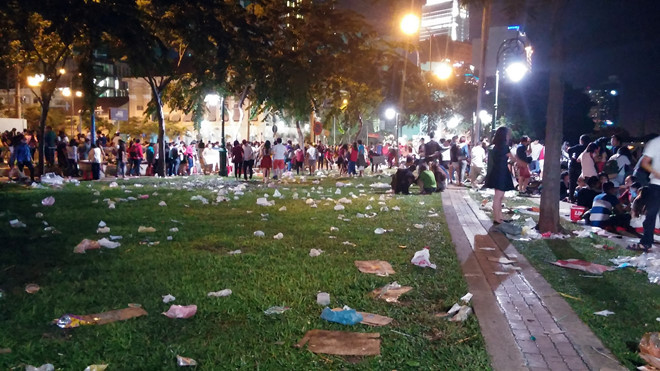 "Đôi bờ sông Hàn \được coi là bộ mặt của Đà Nẵng nhưng sau countdown thì đã tả tơi vì rác thải. Nếu mỗi người đều ý thức tự gom rác của mình và bỏ đúng chỗ thì đâu có khủng khiếp như vậy". Đây là ý kiến của một nickname H.L đang sinh sống tại thành phố ven sông này.