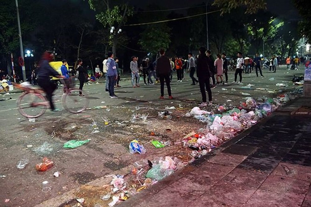 Việc những địa điểm du lịch tràn ngập rác thải sau những đợt nghỉ lễ là điều không phải hiếm. Nó thể hiện sự thiếu ý thức của một số bộ phận người dân khi xả rác bừa bãi.