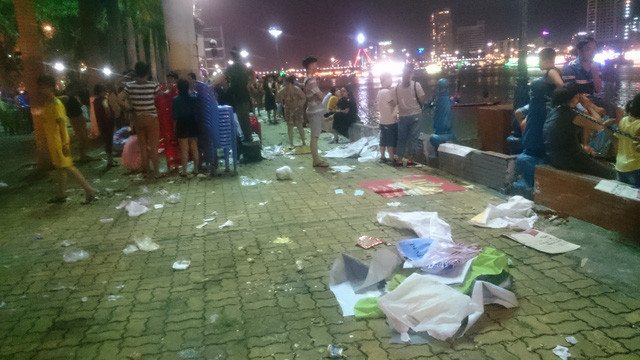 Tương tự, tại Đà Nẵng cũng chứa đủ loại rác sau giao thừa. Tuy nhiên, có nhiều bạn trẻ đã sẵn sàng dọn vệ sinh để trả lại đường phố sạch, đẹp.