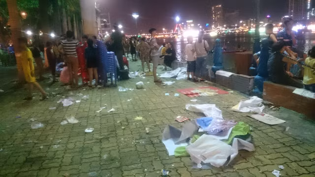 Tương tự, tại Đà Nẵng cũng chứa đủ loại rác sau giao thừa. Tuy nhiên, có nhiều bạn trẻ đã sẵn sàng dọn vệ sinh để trả lại đường phố sạch, đẹp.