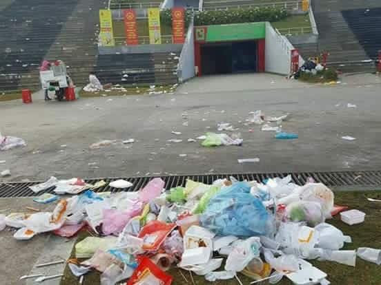 Nickname T.P chia sẻ: "Ngày 31/12, khi ra đường tôi cảm thấy rất thất vọng. Đà Lạt ngàn hoa với đường phố xanh, sạch như thường ngày đã hứng trọn những cơn mưa rác. Không hiểu ý thức của nhiều người đi du lịch để ở đâu luôn". Đây cũng là ý kiến chung của nhiều người khi chứng kiến hình ảnh này.