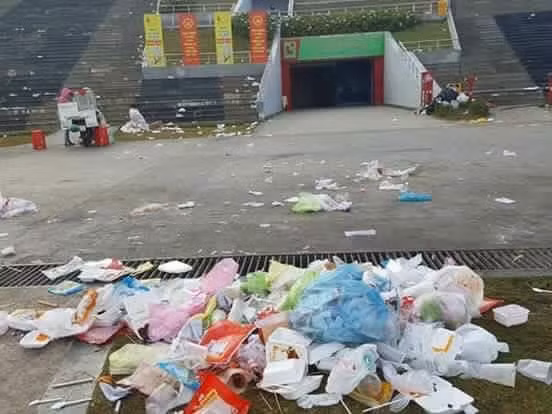 Nickname T.P chia sẻ: "Ngày 31/12, khi ra đường tôi cảm thấy rất thất vọng. Đà Lạt ngàn hoa với đường phố xanh, sạch như thường ngày đã hứng trọn những cơn mưa rác. Không hiểu ý thức của nhiều người đi du lịch để ở đâu luôn". Đây cũng là ý kiến chung của nhiều người khi chứng kiến hình ảnh này.