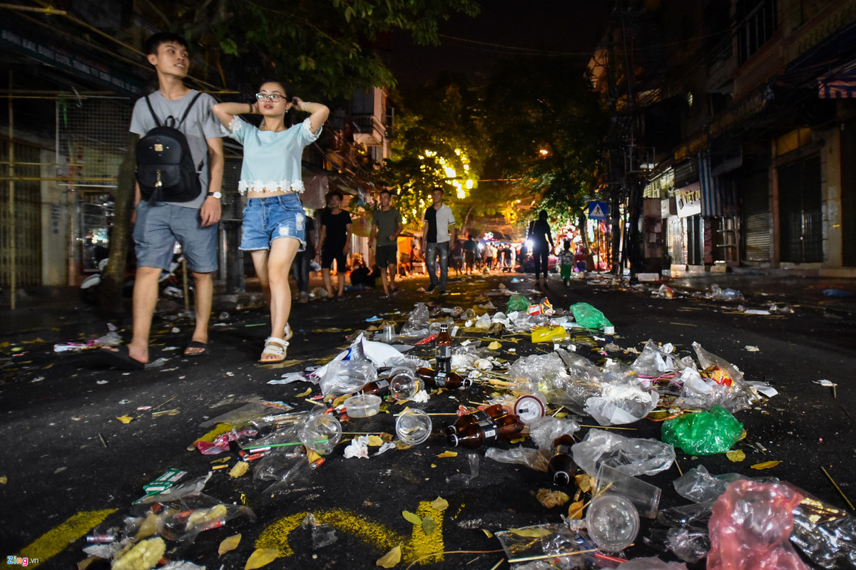 Mới đây trên MXH, những bức ảnh về những con phố ngập rác tại một số tuyến phố ở Hà Nội hay Đà Lạt sau đợt nghỉ Tết dương lịch vừa qua được đăng tải.