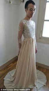 Ngay sau đó, tên tuổi của anh chàng này đã được nhiều khách hàng biết tới và được gọi với biệt danh "Chủ shop tâm lý nhất hệ mặt trời".