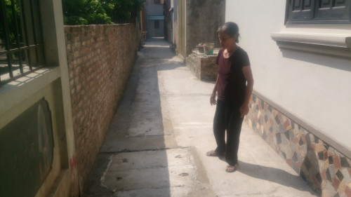 Be 10 tuoi roi xuong ho ga vi nha thau au?-Hinh-2