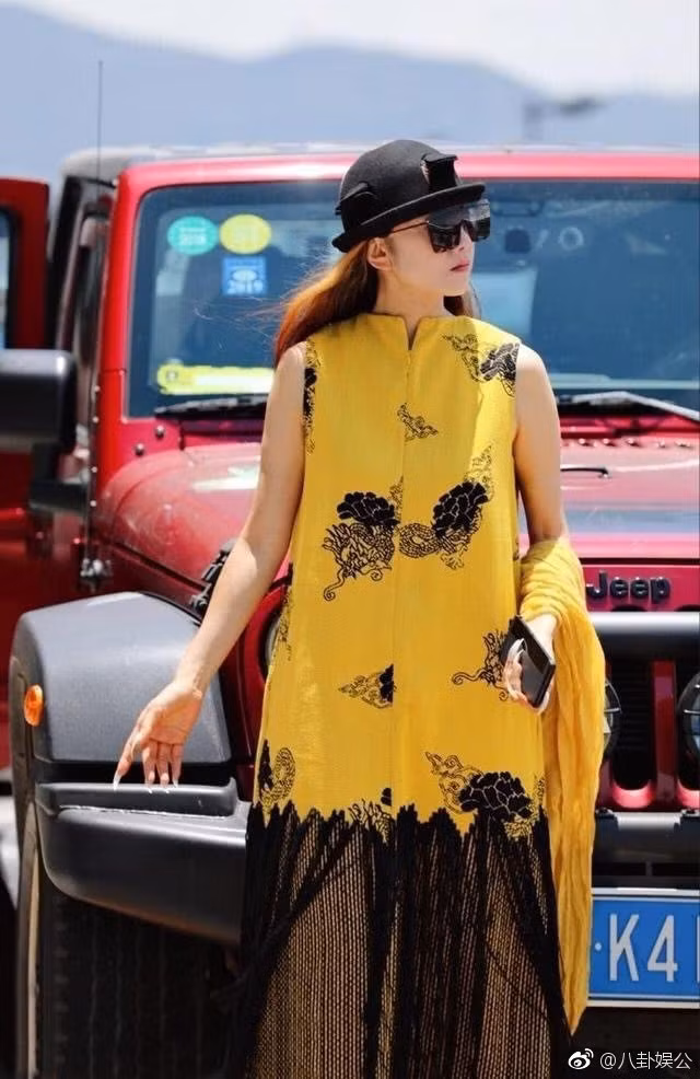 "Nhờ là diễn viên múa và duy trì chế độ ăn uống, luyện tập nên cơ thể tôi luôn dẻo dai. Ở tuổi 60, tôi vẫn múa được những bài diễn nhiều năm trước của mình với độ khó cao", bà chia sẻ trên Sina.