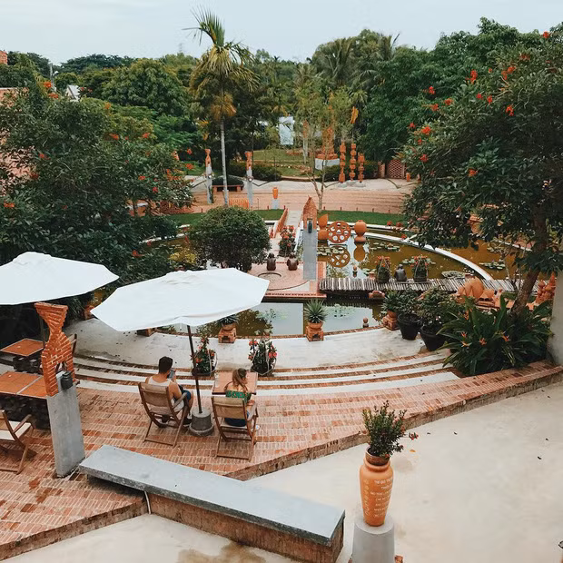 Công viên Đất Nung Thanh Hà là không gian trưng bày - triển lãm các tác phẩm làm từ gốm và tranh ảnh khác nhau có liên quan đến lịch sử, văn hoá và nghệ thuật kiến trúc điêu khắc của Việt Nam.