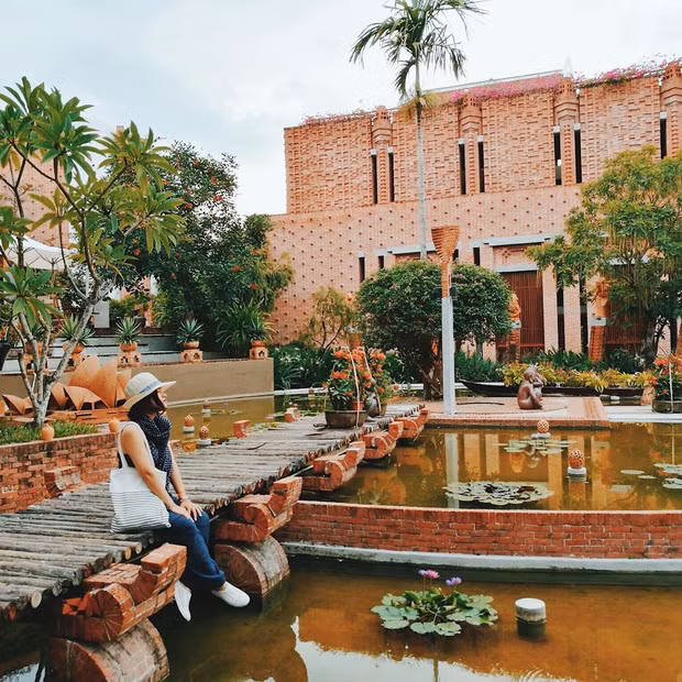 Địa điểm mới toanh được nhắc tới khi tới du lịch Hội An đó là công viên gốm sứ Đất Nung Thanh Hà. Đây là khu triển lãm nằm ở Phạm Phán, khối phố 5, phường Thanh Hà, thành phố Hội An, Quảng Nam.