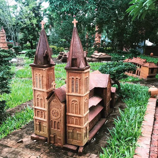 Còn với Lò Ngửa là nơi trưng bày những sản phẩm đặc sắc được thưc hiện bởi nhiều làng gốm có tiếng như làng gốm Thanh Hà, Vĩnh Long, Bát Tràng.