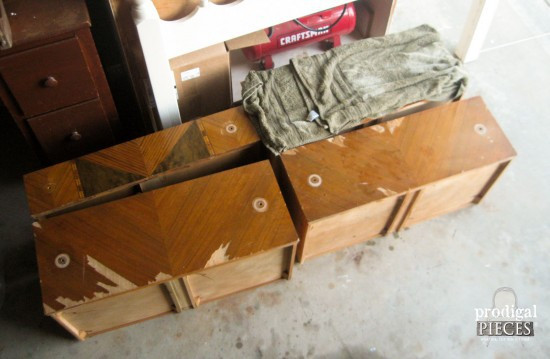 Đầu tiên, Larissa gỡ phần tay nắm, rồi bỏ đi lớp vẹc nia hiện tại trên tủ. (Ảnh: prodigalpieces)