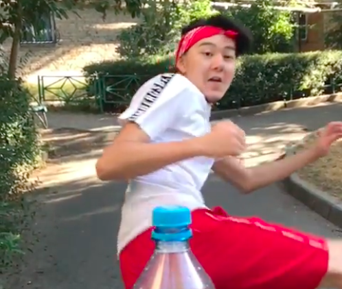 Quy tắc để thực hiện thử thách chính là dùng một chai nước đã được đặt cố định trên bàn hoặc cầm trên tay. Với phần nắp mở hờ, không đóng quá chặt, người tham gia sẽ dùng cú đá xoay vòng để mở nắp chai.