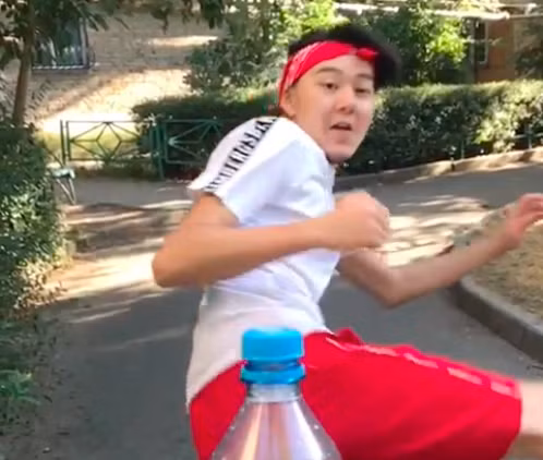 Quy tắc để thực hiện thử thách chính là dùng một chai nước đã được đặt cố định trên bàn hoặc cầm trên tay. Với phần nắp mở hờ, không đóng quá chặt, người tham gia sẽ dùng cú đá xoay vòng để mở nắp chai.