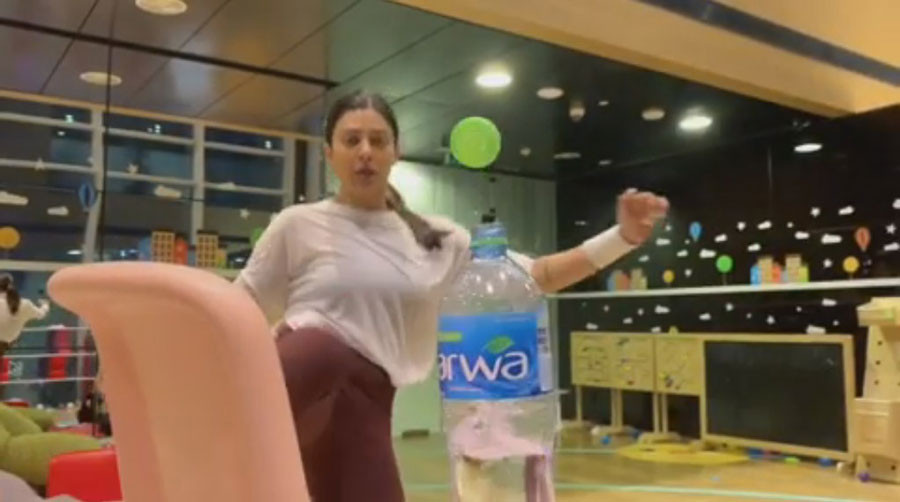 Sau khi thực hiện thử thách, nam võ sĩ để hashtag #Farakickschallenge kèm lời thách thức tới tài tử Jason Staham, võ sĩ MMA Conor McGregor, diễn viên Thành Long, võ sĩ kiêm diễn viên Jean Claude Van Damme.