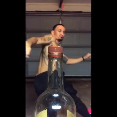 Chỉ sau ít ngày xâm nhập vào Việt Nam, 'Thử thách đá nắp chai' đã trở thành trend hot và nhanh chóng được nhiều bạn trẻ đón nhận.