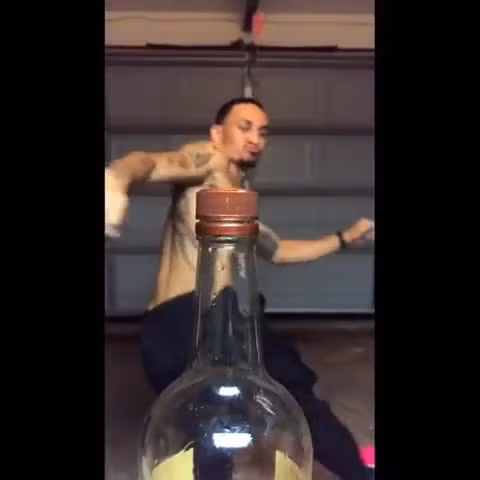 Chỉ sau ít ngày xâm nhập vào Việt Nam, 'Thử thách đá nắp chai' đã trở thành trend hot và nhanh chóng được nhiều bạn trẻ đón nhận.