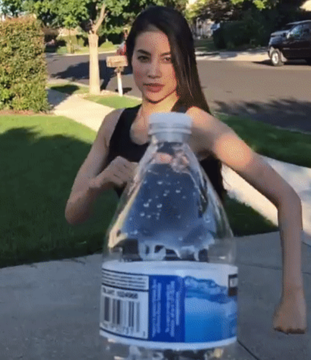 Nhìn qua thì có vẻ khó và đòi hỏi bạn phải biết võ. Nhưng thực tế, chỉ cần khéo léo một chút, bạn cũng có thể cho 'ra đời' ngay một chiếc clip đá tung nắp chai vô cùng điêu luyện rồi.