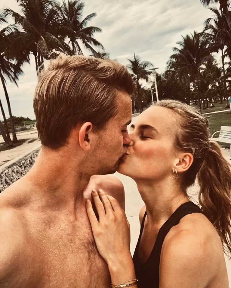 Bạn gái De Ligt có tên AnneKee Molenaar, cô nàng này sinh năm 1999 và hiện là người mẫu tại Hà Lan.