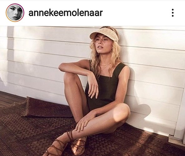 Theo nhiều người nhận xét, mái tóc vàng cùng một body cực chuẩn chính là điểm quyến rũ nhất của AnneKee.