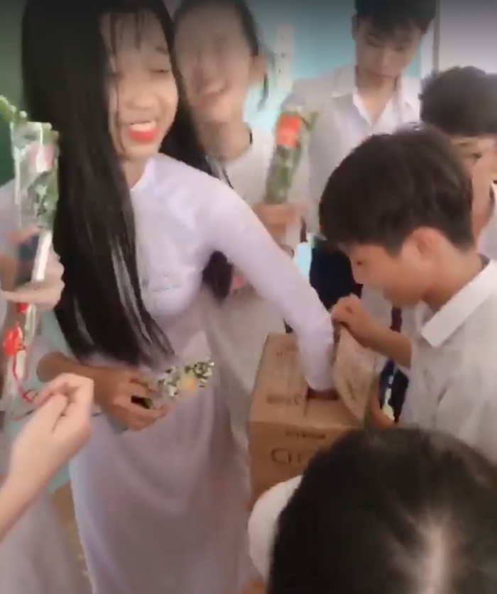 Các nam sinh đặt tất cả quà tặng của mình vào trong một chiếc hộp giấy. Từng nữ sinh lần lượt lên nhận quà bằng cách thò tay vào hộp, bốc trúng vật gì đầu tiên thì đó sẽ là món đồ thuộc về mình.