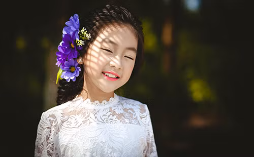 Phạm Thu Trang (7 tuổi) quê Hải Dương mồ côi cha từ rất nhỏ, cô bé sống với mẹ được yêu thương, bao bọc, chăm sóc.