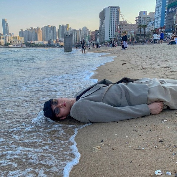 Chẳng cần cầu kỳ, kiểu cách, bạn chỉ cần học tập nhóm chàng trai Hàn Quốc này, đảm bảo sẽ có cả 1 rổ ảnh chất phát ngất.