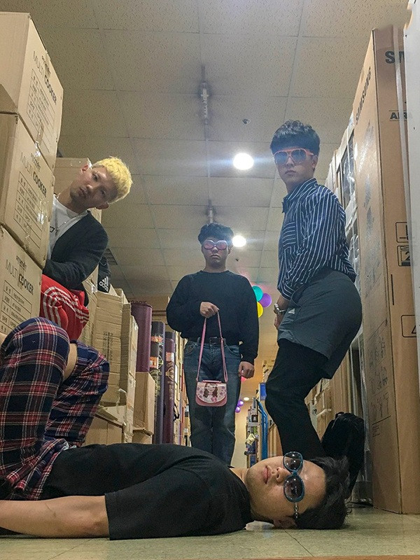 Tư thế nào không quan trọng miễn là tạo đủ mọi dạng thoải mái nhất là ok.