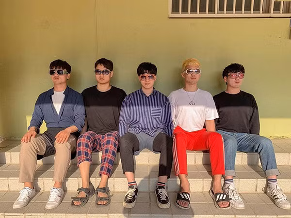 Ăn mặc chẳng cầu kì nhưng nhóm 5 chàng trai Hàn Quốc vẫn tạo nên bức ảnh cực chất.