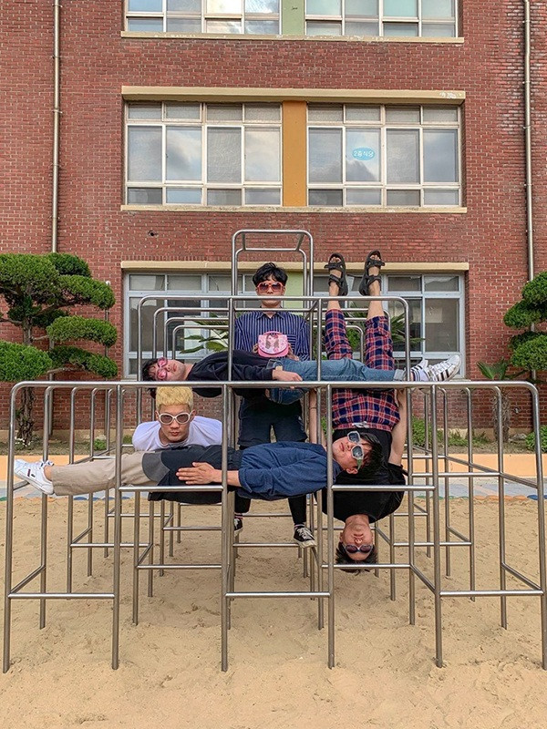 Dù phông nền có là gì đi chăng nữa thì hội bạn này vẫn nghĩ ra được những cách tạo dáng khác biệt như: nằm lăn ra đất, xếp chồng lên nhau, nhào lộn trên những mô hình kim loại trong công viên…