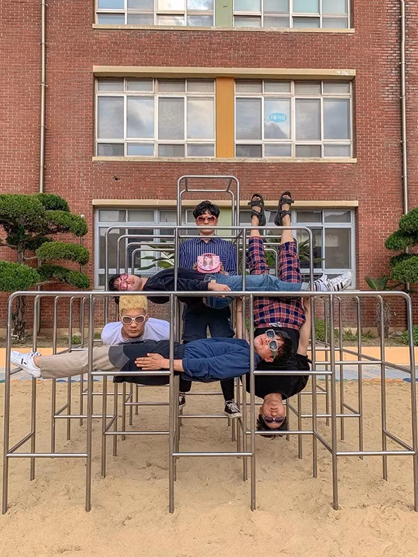 Dù phông nền có là gì đi chăng nữa thì hội bạn này vẫn nghĩ ra được những cách tạo dáng khác biệt như: nằm lăn ra đất, xếp chồng lên nhau, nhào lộn trên những mô hình kim loại trong công viên…