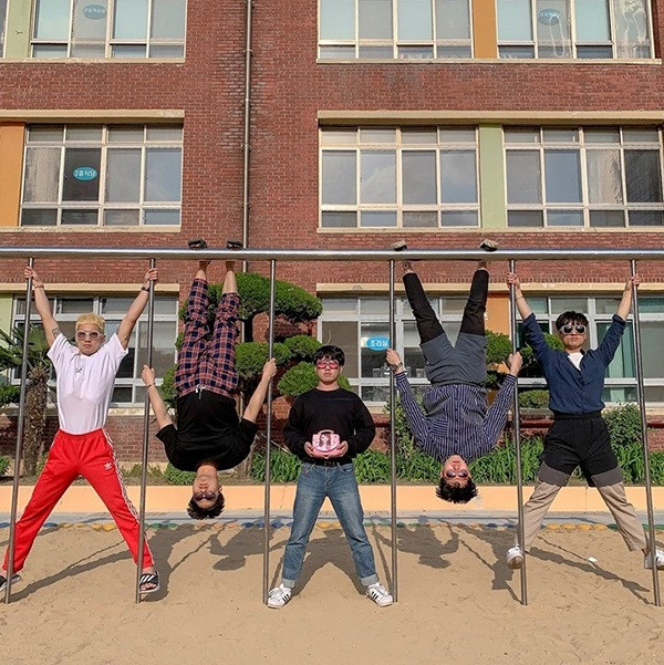 Xuyên suốt trong tất cả các khung hình là sự xuất hiện của nhóm bạn thân là 5 chàng trai người Hàn với 5 cặp kính râm cùng biểu cảm cứng đơ.