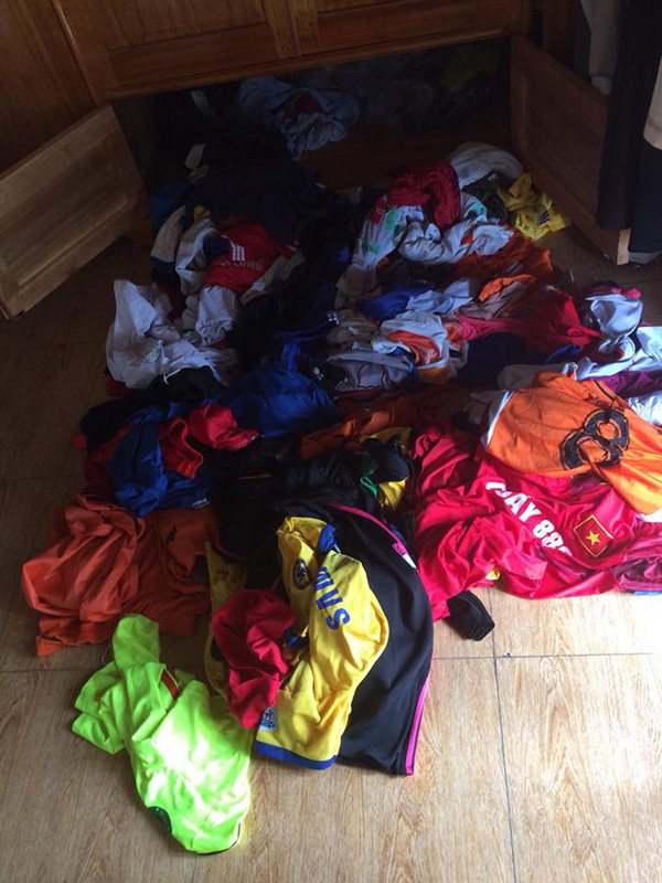 Chuyện hội chị em mua nhiều quần áo, giày dép luôn khiến các anh em phải phàn nàn vì mua về nhiều lúc không mặc tới và mang tiếng xấu là "hoang phí". Mới đây, trên MXH các bạn nữ cũng không phải dạng vừa khi chụp lại kho đồ thể thao với số lượng lên hàng chục bộ của đấng mày râu để minh chứng rằng: "các anh cũng hoang phí chẳng kém chúng tôi".