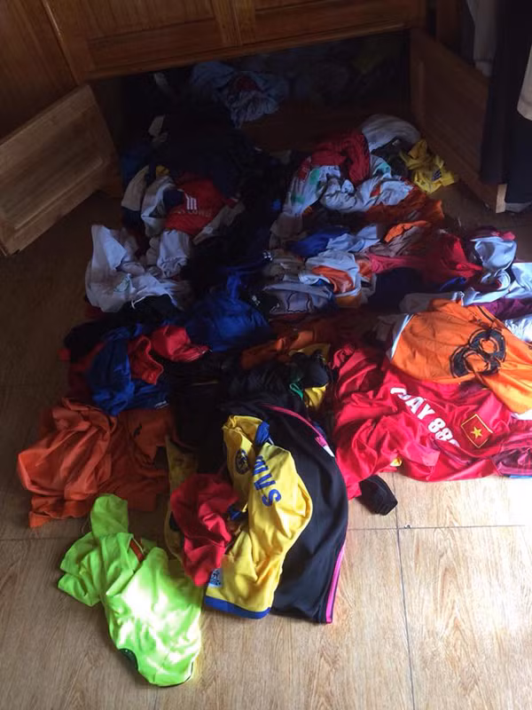 Chuyện hội chị em mua nhiều quần áo, giày dép luôn khiến các anh em phải phàn nàn vì mua về nhiều lúc không mặc tới và mang tiếng xấu là "hoang phí". Mới đây, trên MXH các bạn nữ cũng không phải dạng vừa khi chụp lại kho đồ thể thao với số lượng lên hàng chục bộ của đấng mày râu để minh chứng rằng: "các anh cũng hoang phí chẳng kém chúng tôi".